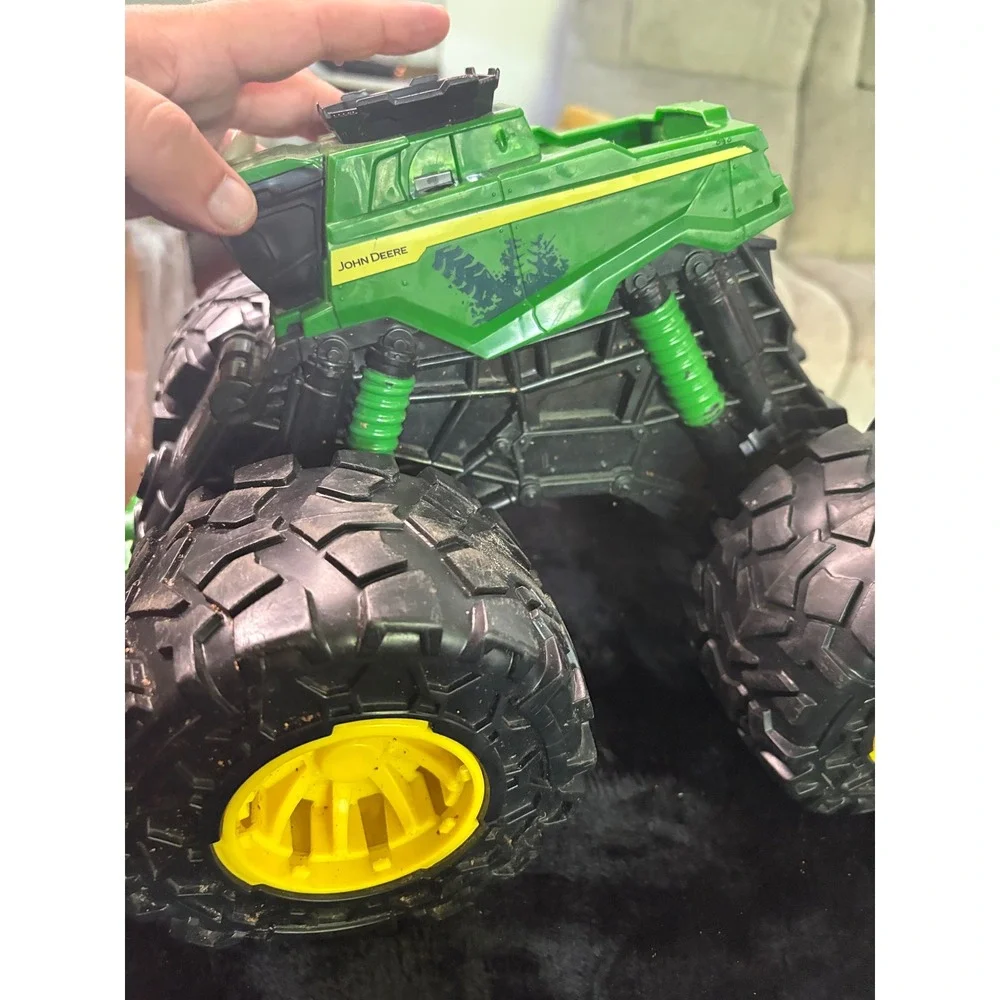 John Deere Monster Treads Deluxe Lightning Wheels Truck Lights and Sounds Green